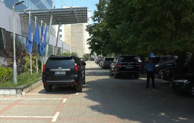 Alarm për bombë në Kuvendin e Kosovës, policia urdhëron