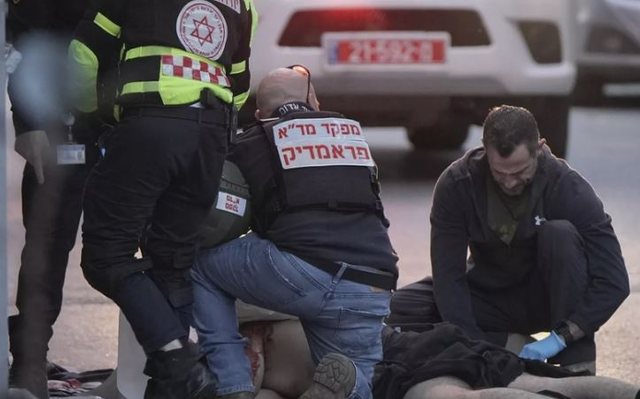 Sulm me thikë në Tel Aviv/ Plagoset një person, policia: Akt