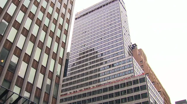 Alarm n&euml; New York! Rrezikon shembjen, evakuohet nd&euml;rtesa