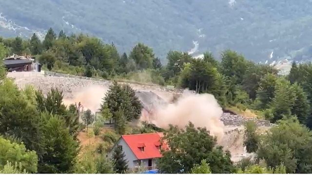Vazhdon aksioni/ Shembet me tritol godina tre katëshe në Theth