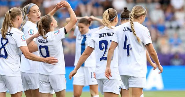 Finlanda mposht Islandën e mbetur me dhjetë lojtare në startin