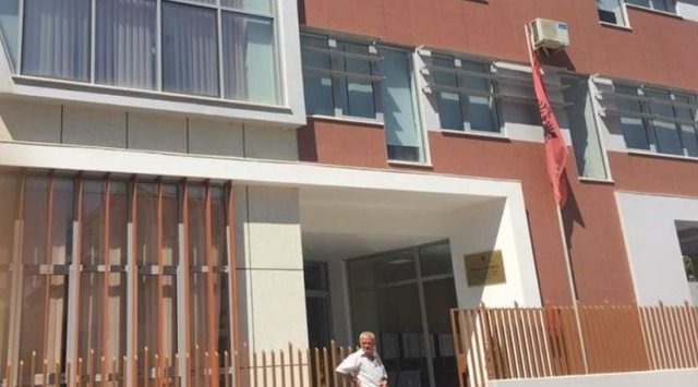 Akuzohet se ngacmonte dy nxënëse në shkollën ku jepte