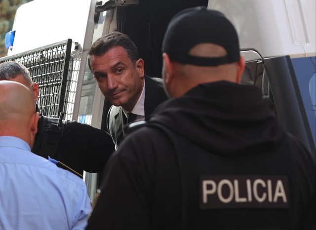 FOTOLAJM/ Shfaqja e parë publike pas arrestimit, momenti kur Erion Veliaj