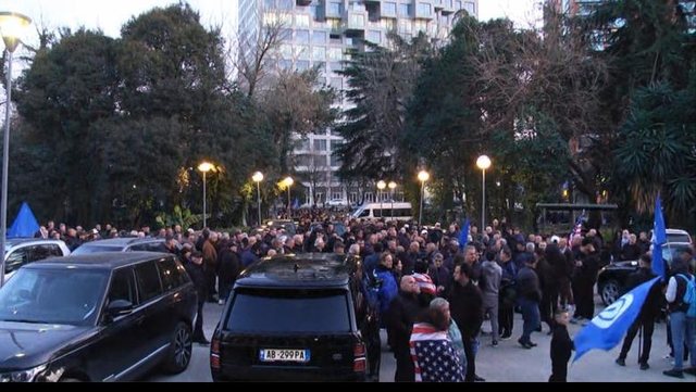 VIDEO/ Protesta e opozitës, ja çfarë ndodh para selisë