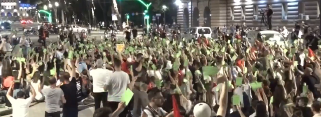 Këmbëkryq në Bulevard, protestuesit “miratojnë”