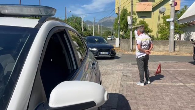 Aksident n&euml; Sh&euml;ngjin/ Makina p&euml;rplaset me motorin, plagosen dy