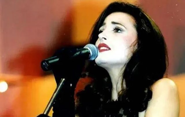 Parashqevi Simaku sonte në Festivalin e Këngës në RTSH!