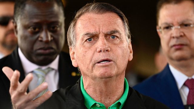 Frikë se mos largohet nga vendi, policia braziliane i vendos byzylyk