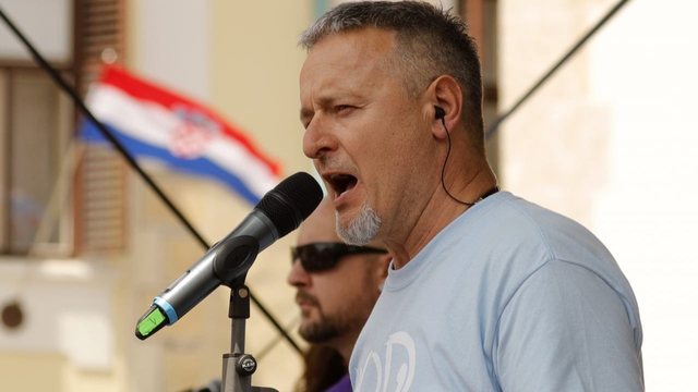 Këngëtari kroat i njohur për qëndrimet pro-naziste mblodhi