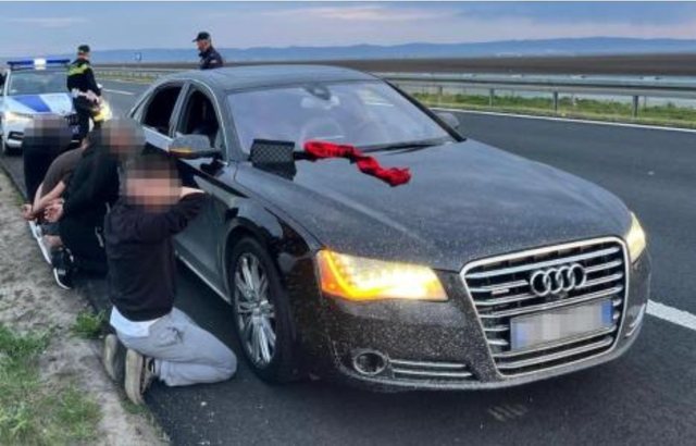 Publikuan pamje me bluzat “Shqipëri Etnike”, Policia serbe
