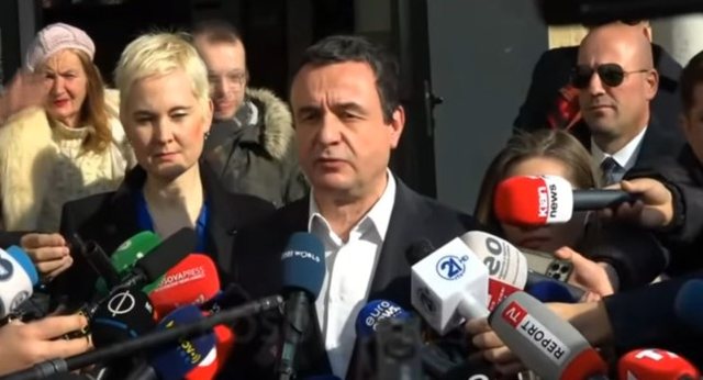 Albin Kurti voton dhe apelon në tre gjuhë: Ushtroni të
