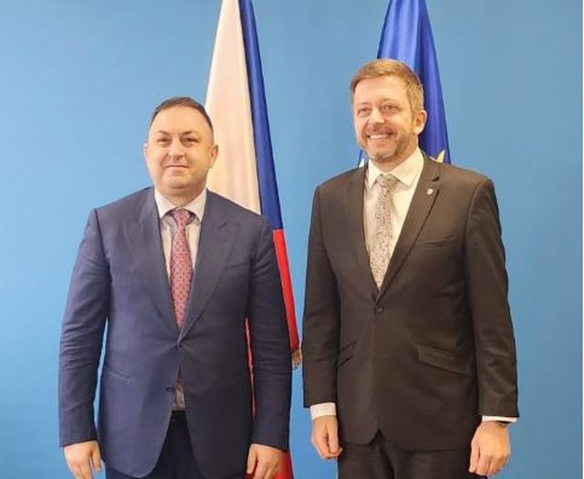 Ministri i Hoxha takim me homologun çek në Pragë: