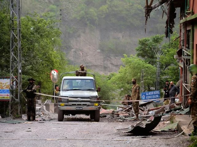 Tragjedi në Pakistan! Shembet një pallat në Karaçi, 7