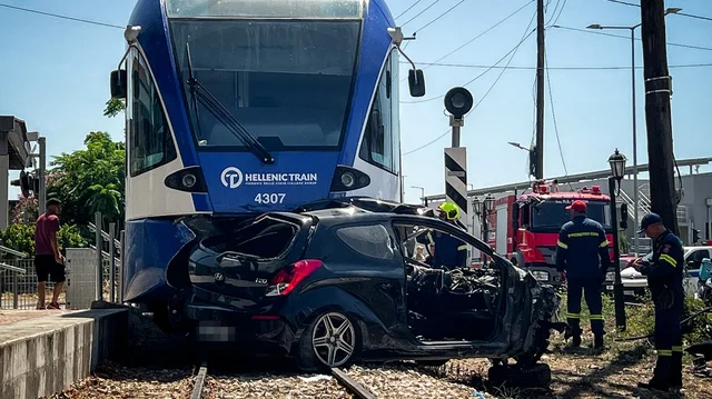Aksident i frikshëm në Greqi/ Treni periferik përplaset me
