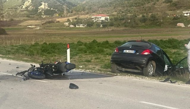 Makina e drejtuar nga 80-vjeçari u përplas me motorin në