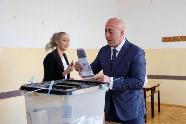 Ramush Haradinaj voton me familjen: Vota e juaj ka vlerë vetëm në