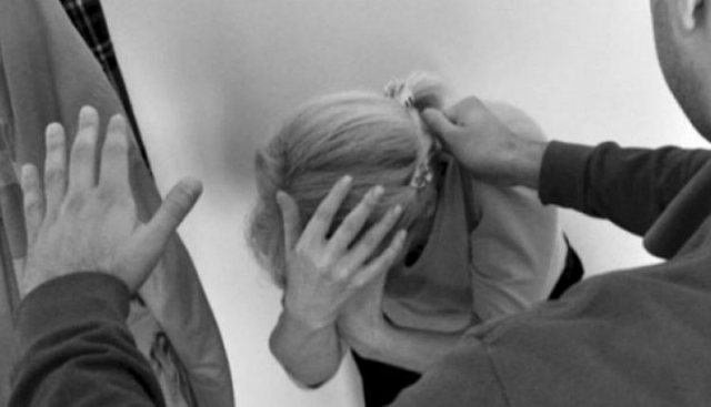 Ushtroi dhunë ndaj nënës së saj, arrestohet