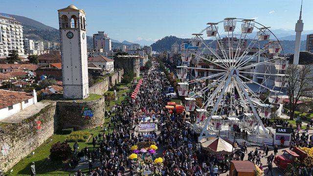 Elbasani mbushet me qytetarë në Ditën e Verës/ Karnavale,