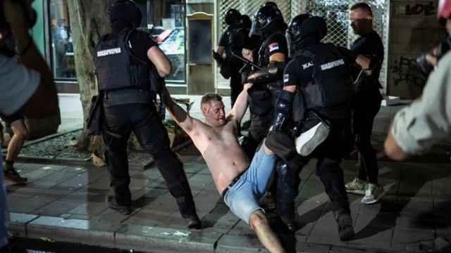 Dhunë gjatë protestave kundër Vuçiç, policia serbe