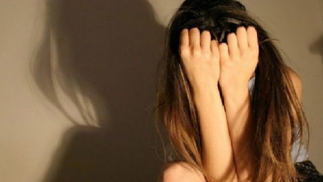 Theu masën e arrestit shtëpiak dhe tentoi të abuzonte me