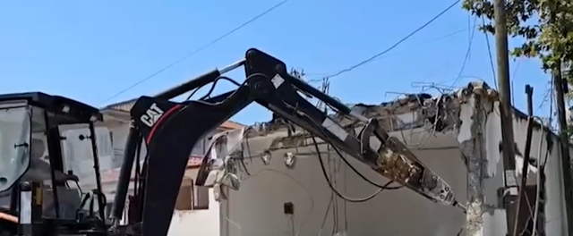 Aksion për hapësirat publike edhe në Fier, shembet një