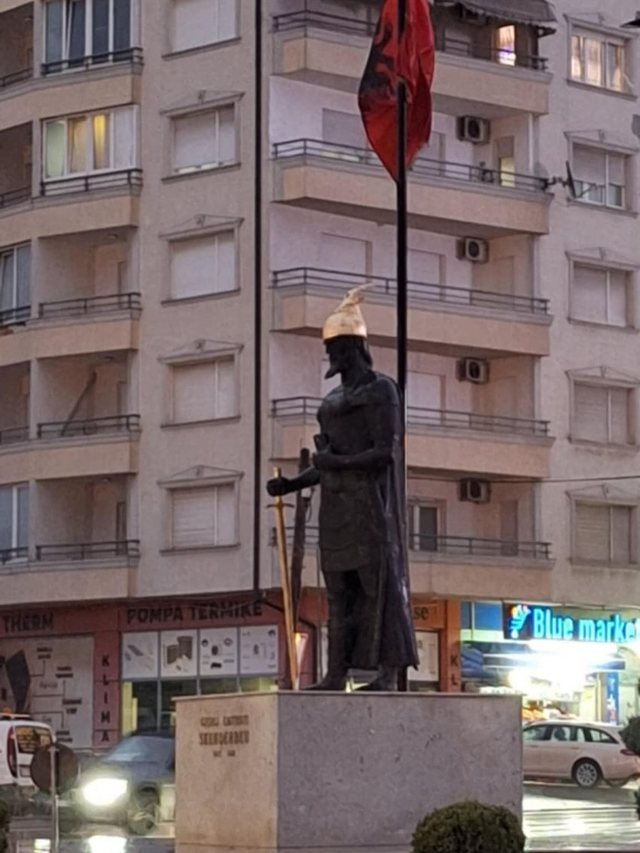 FOTO/ Vandalizëm ndaj shtatores së Skënderbeut në Prizren,