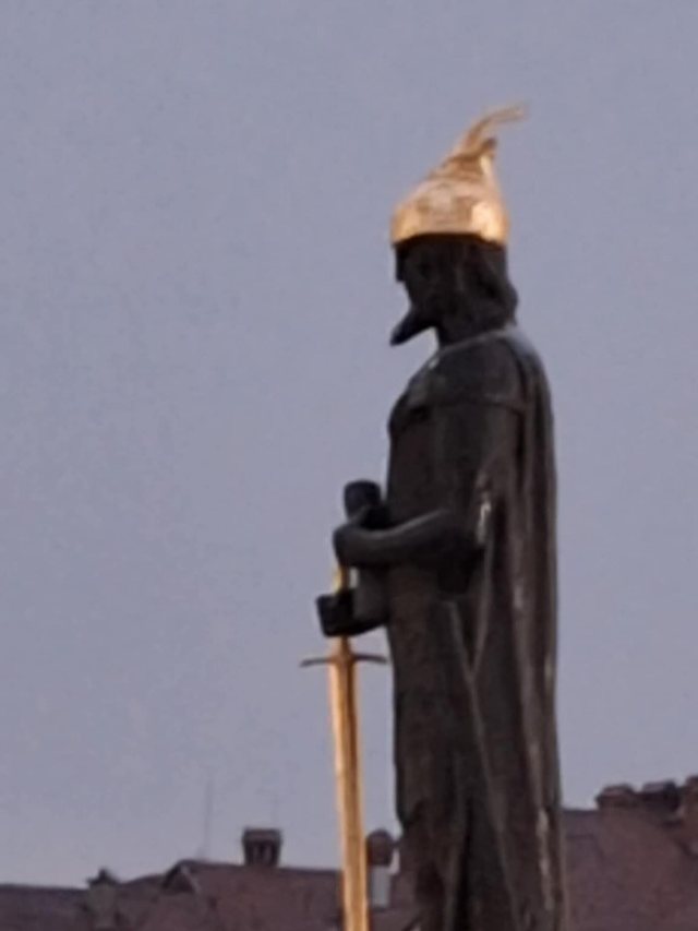 FOTO/ Vandalizëm ndaj shtatores së Skënderbeut në Prizren,