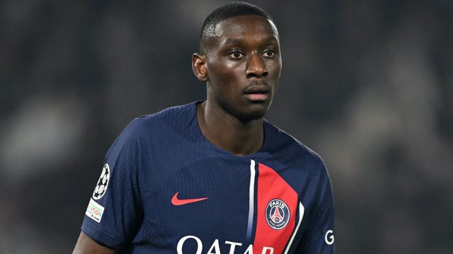 Sulmuesi i PSG me “valixhe në duar”, Chelsea në
