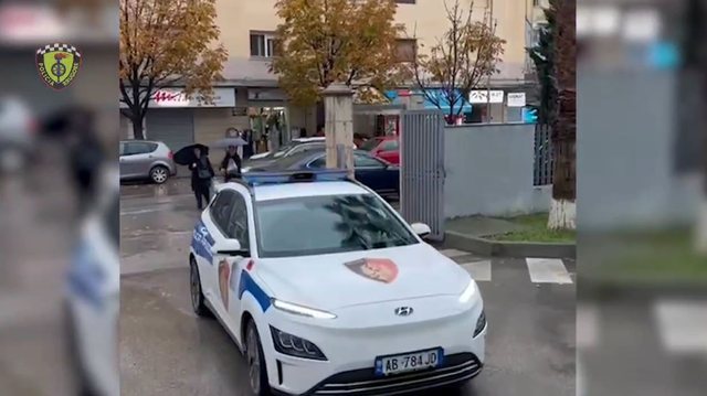 Ecnin me shpejtësi të lartë dhe shkaktuan aksident, arrestohen dy