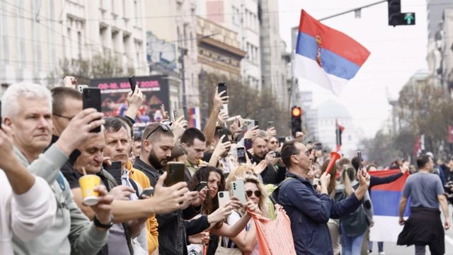Trazirat në Beograd/ Kërcënoi se do të hidhte në