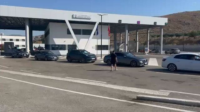Policia greke arrestoi 14 punonjës të doganës, radhë të