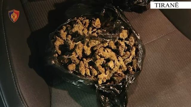 Dyshohet se shpërndante kanabis në zonën e Kombinatit, arrestohet