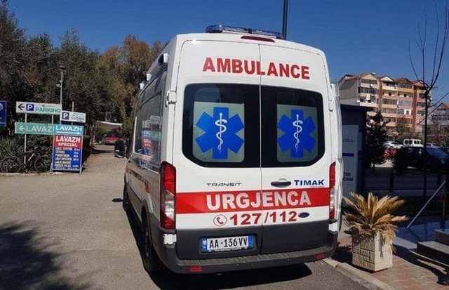 U rrëzua nga automjeti gjatë shkarkimit të materialeve, plagoset