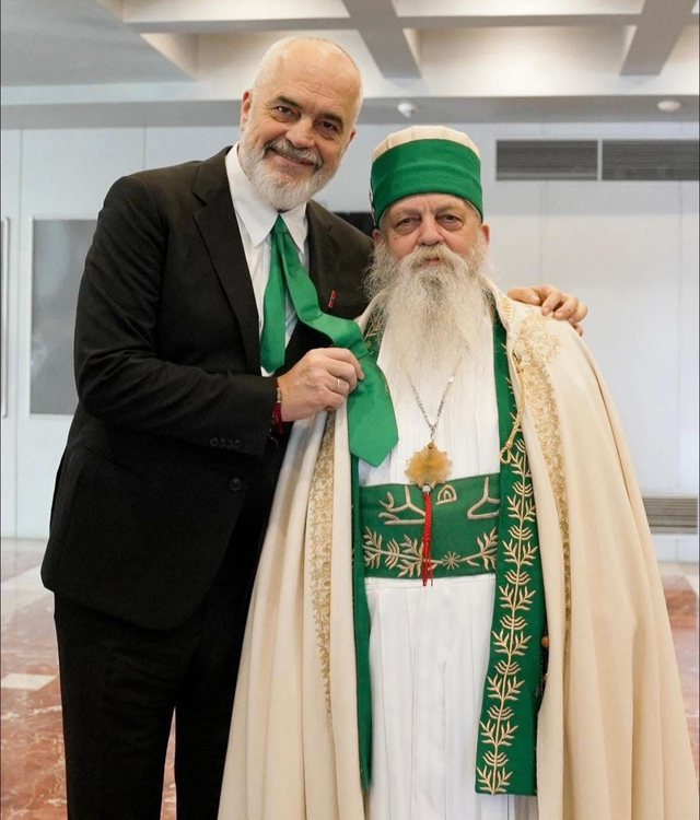 Fotolajm/ Shteti Bektashi, Rama publikon foton me Baba Mondin!
