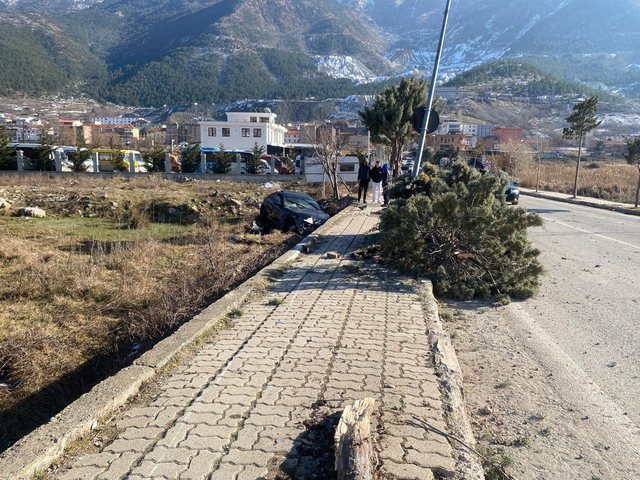 E frikshme në Bulqizë/ Makina humb kontrollin dhe del nga rruga,