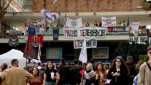 Dita e tetë radhazi, studentët serbë bllokojnë radio