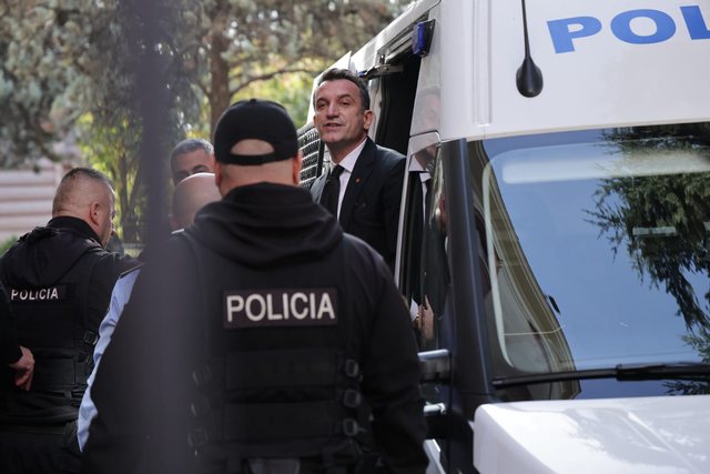 FOTOLAJM/ Shfaqja e parë publike pas arrestimit, momenti kur Erion Veliaj