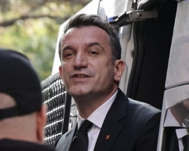 FOTOLAJM/ Shfaqja e parë publike pas arrestimit, momenti kur Erion Veliaj