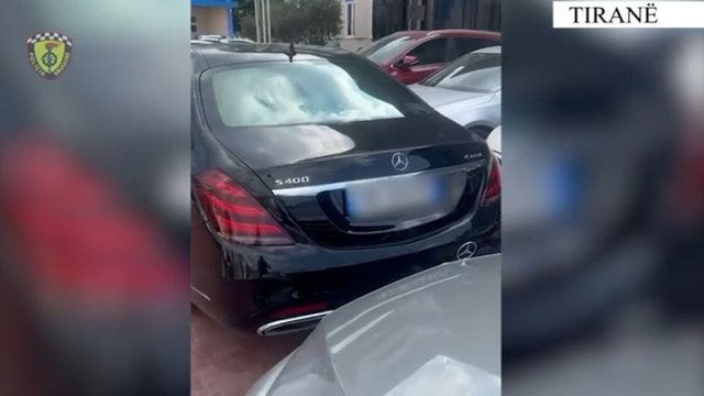 Makina përplas biçikletën dhe kryen manovra të rrezikshme