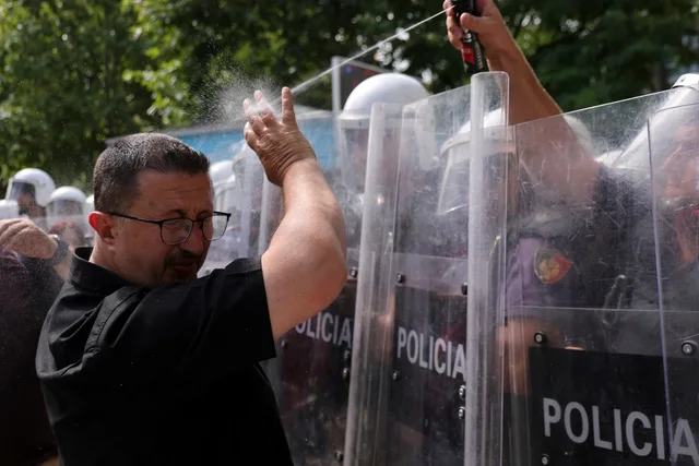 “Protestuesit në Tiranë kërkojnë largimin e Edi