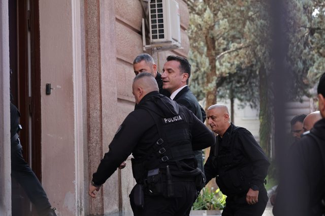 FOTOLAJM/ Shfaqja e parë publike pas arrestimit, momenti kur Erion Veliaj