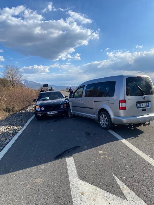 Aksident në Korçë-Ersekë/ Makinat përplasen