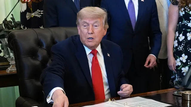 &Ccedil;far&euml; tha Trump para se t&euml; n&euml;nshkruante marr&euml;veshjen