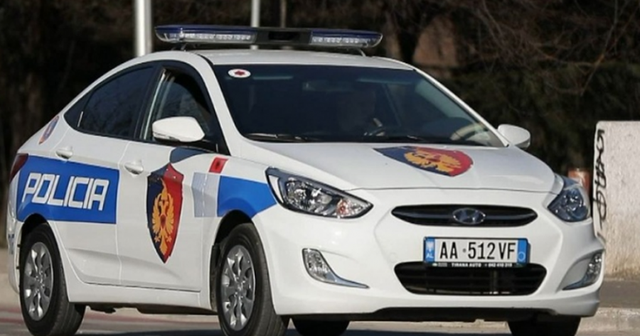 Aksident në Tiranë, makina i pret rrugën motorit, plagosen dy