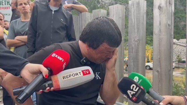 Banori i Thethit i përlotur, shtrihet para gomave të fadromës: