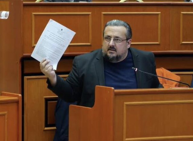 "Tentativa të dëshpëruara për të mbushur