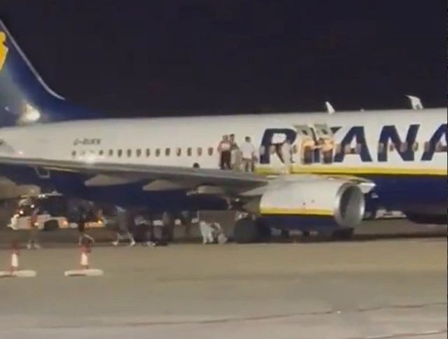 Alarm për zjarr në avionin e Ryanair, 18 të plagosur gjatë