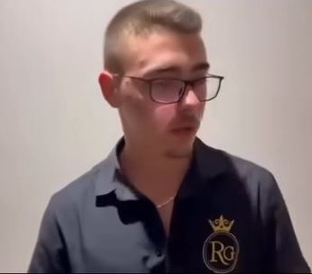 Një shishe ujë, një grusht, një dhimbje për të