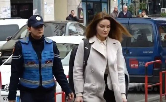 Me detyrim paraqitje/ I sekuestruan telefonin, Ajola Xoxa sot seancë