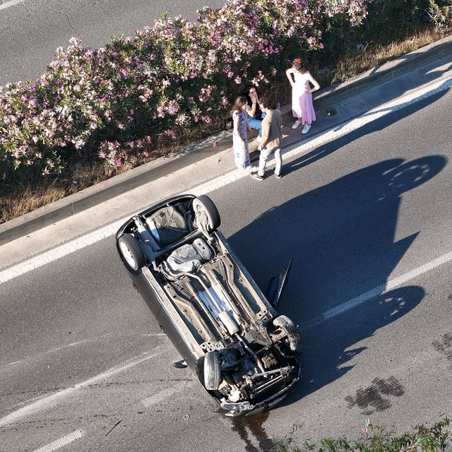 Aksident në Unazën e Madhe, makina përmbyset në mes të